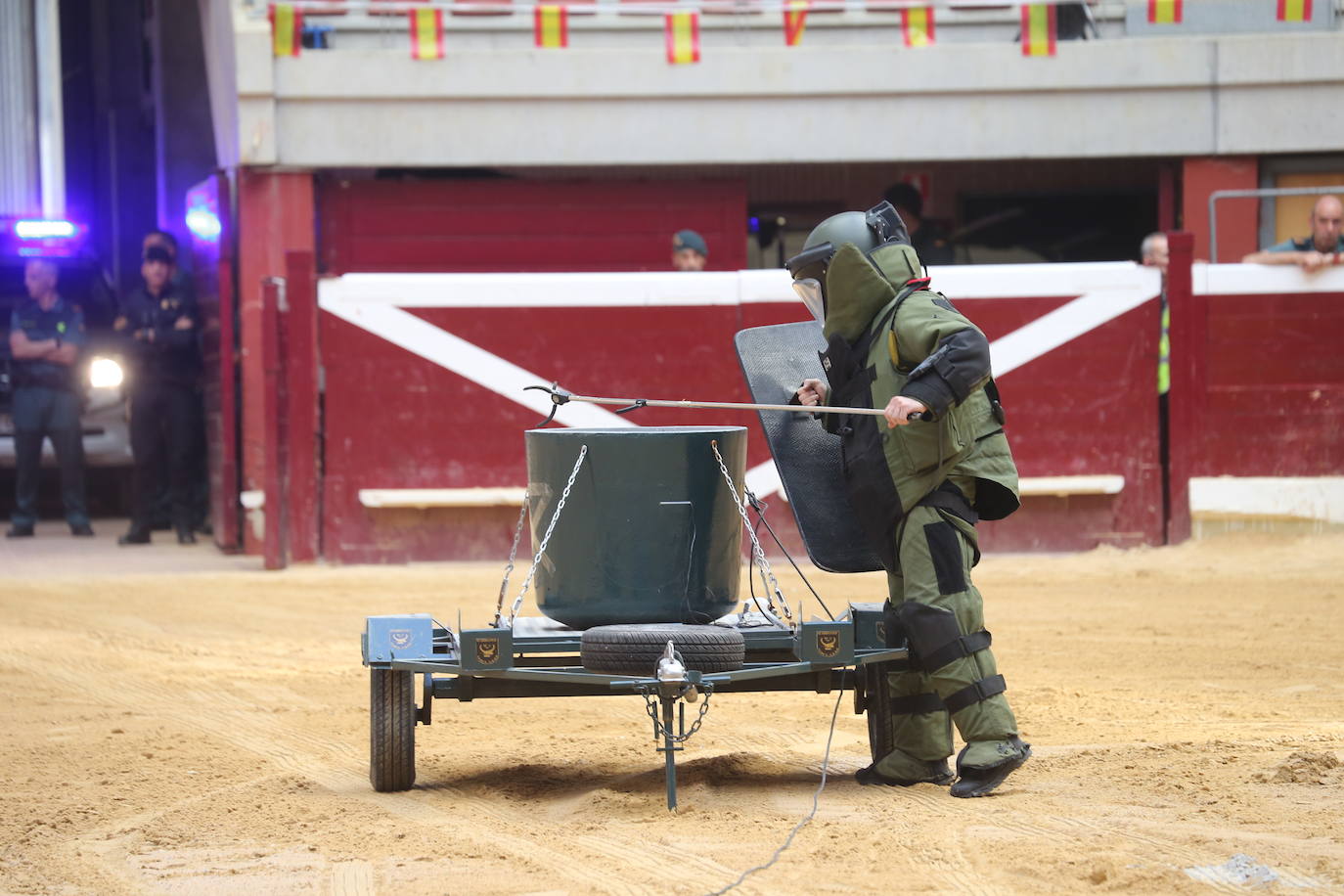 Exhibición de las especialidades de la Guardia Civil en la plaza de toros