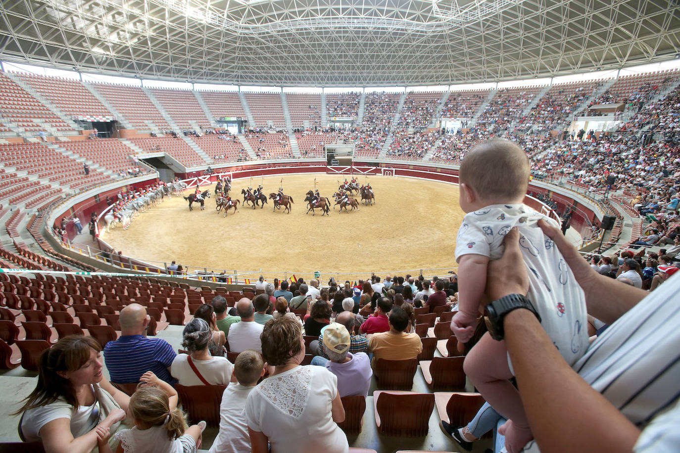 Exhibición de las especialidades de la Guardia Civil en la plaza de toros