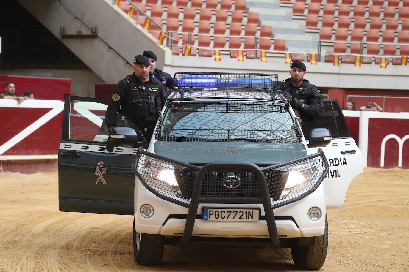 Exhibición de las especialidades de la Guardia Civil en la plaza de toros