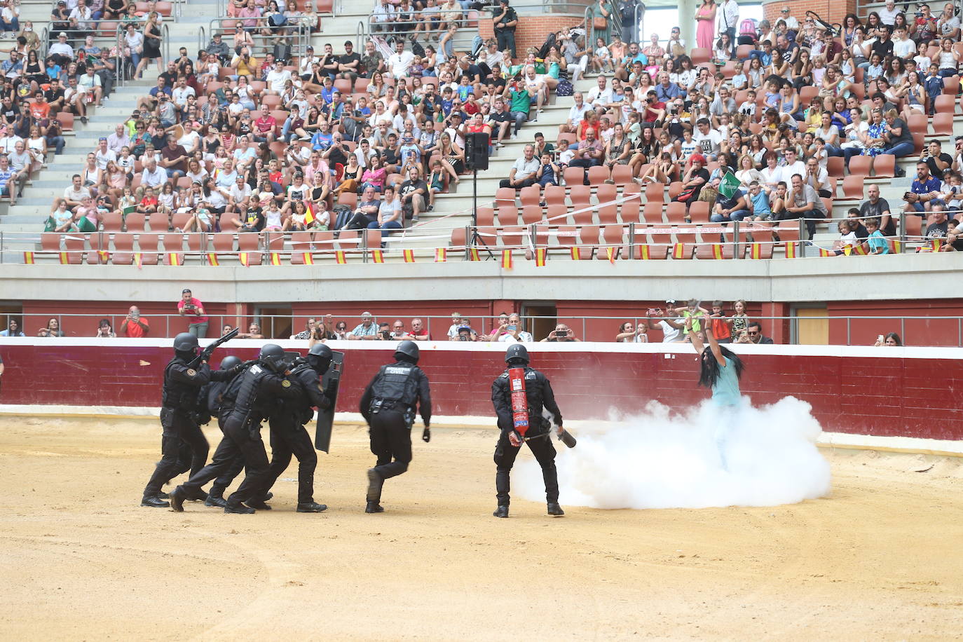 Exhibición de las especialidades de la Guardia Civil en la plaza de toros