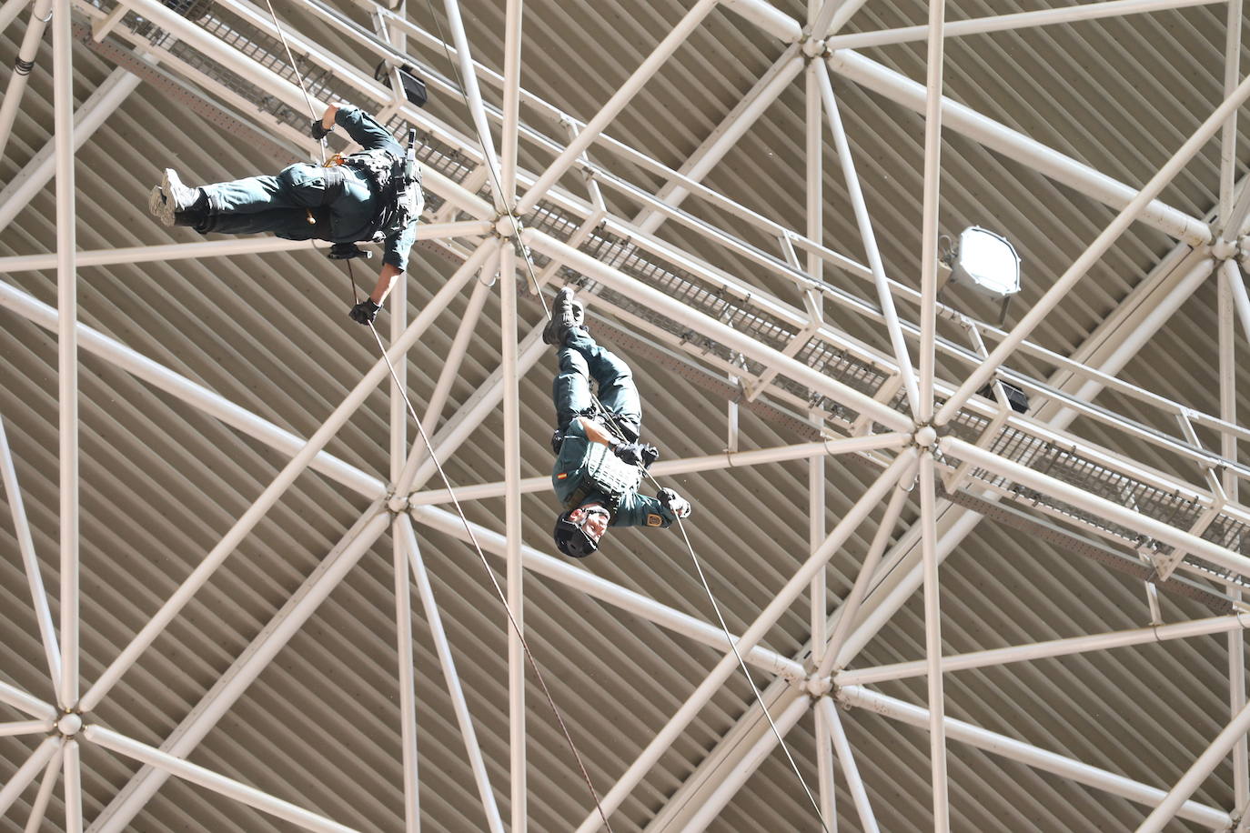 Exhibición de las especialidades de la Guardia Civil en la plaza de toros