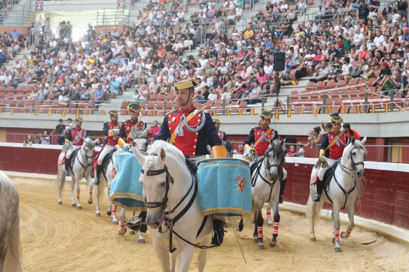 Exhibición de las especialidades de la Guardia Civil en la plaza de toros