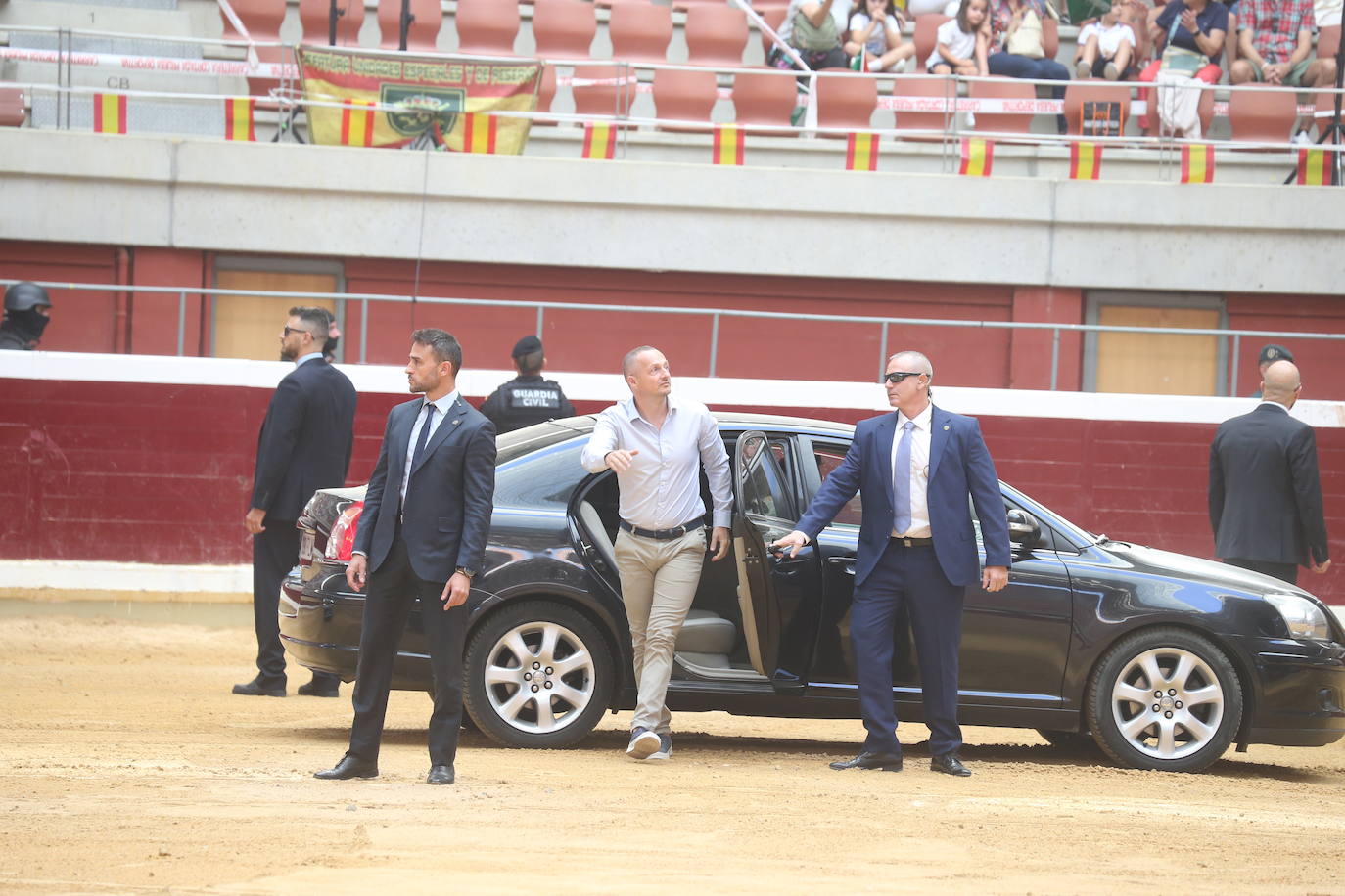 Exhibición de las especialidades de la Guardia Civil en la plaza de toros