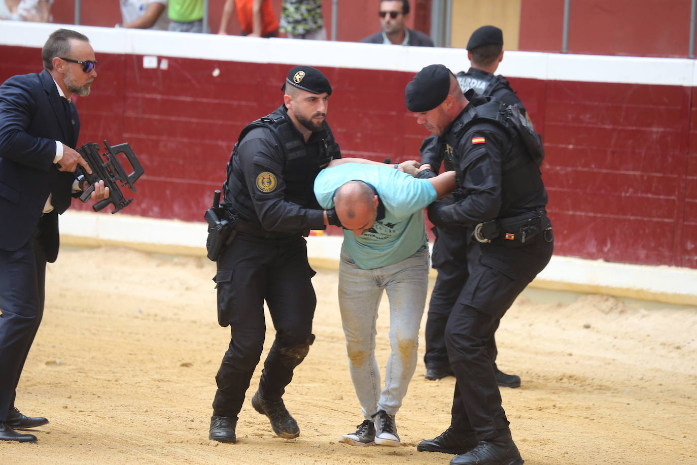 Exhibición de las especialidades de la Guardia Civil en la plaza de toros