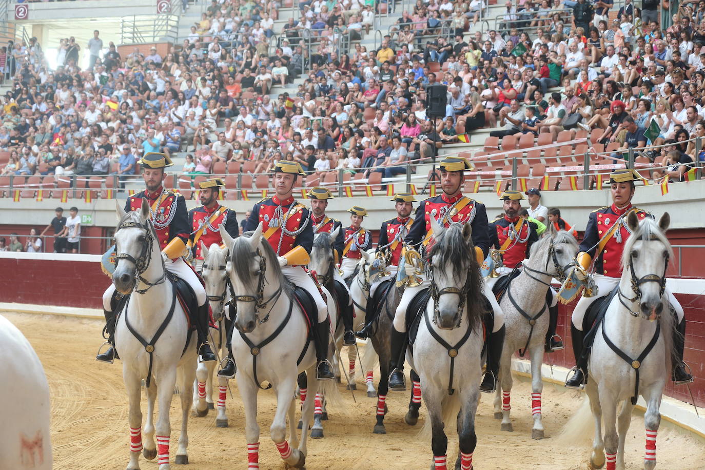 Exhibición de las especialidades de la Guardia Civil en la plaza de toros