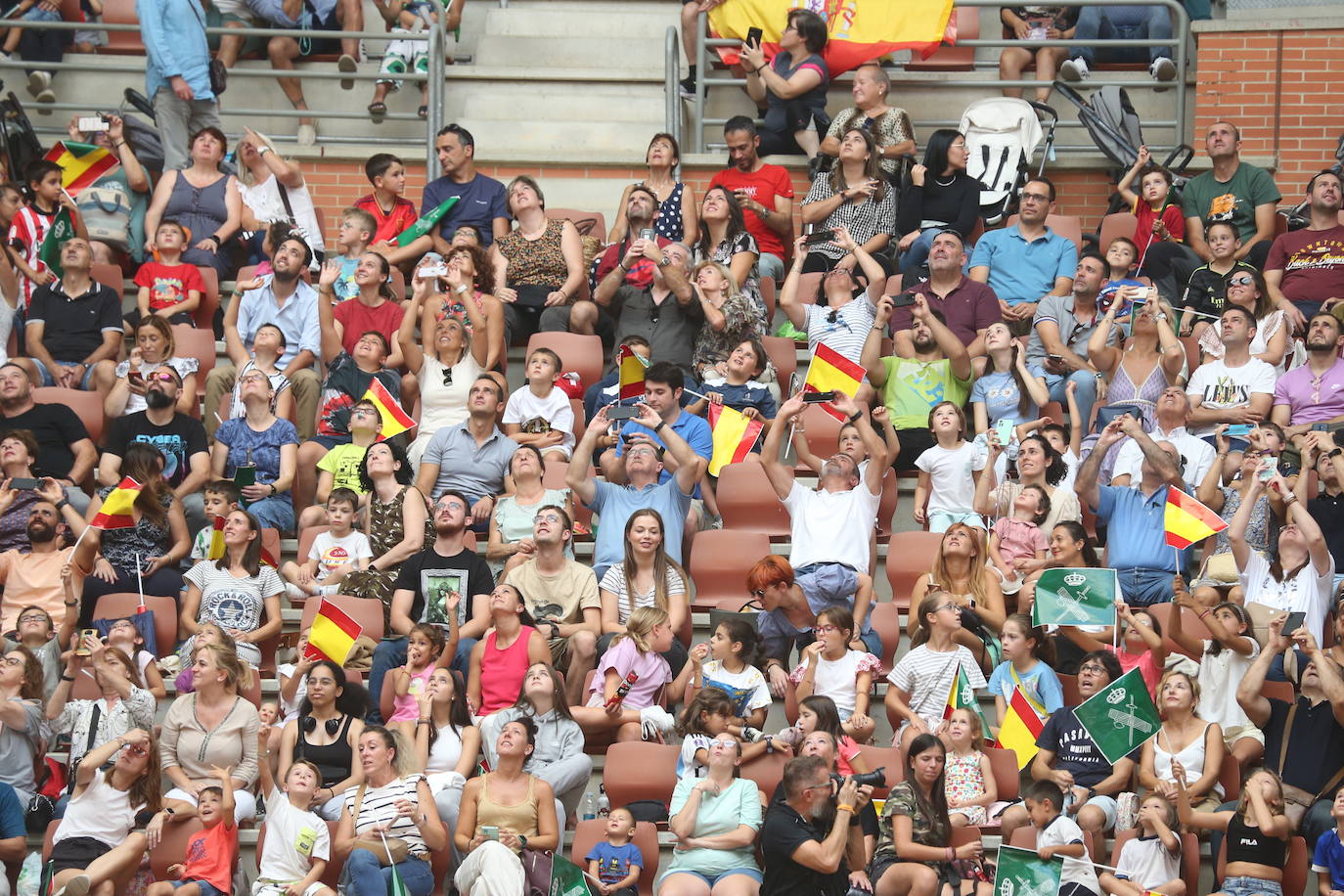 Exhibición de las especialidades de la Guardia Civil en la plaza de toros