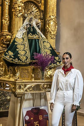 Marta Garrido, con la Virgen vestida con el manto confeccionado a partir del traje de Urdiales.