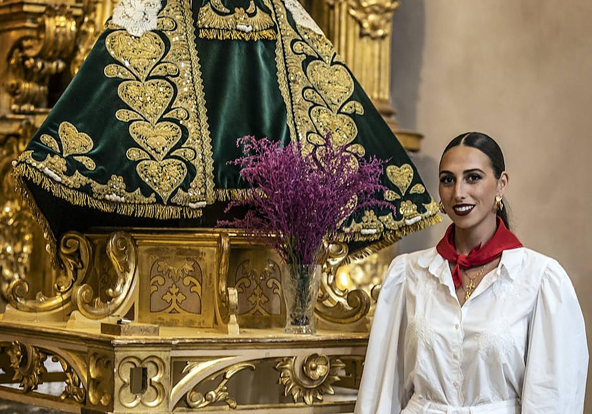 Marta Garrido, con la Virgen vestida con el manto confeccionado a partir del traje de Urdiales.