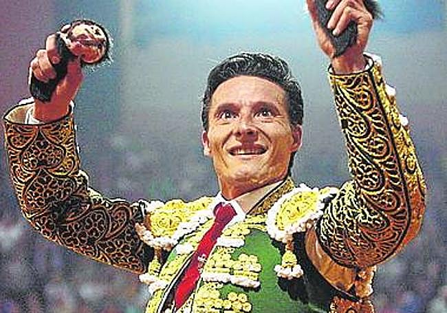 Traje modificado para hacer el manto de la Virgen.