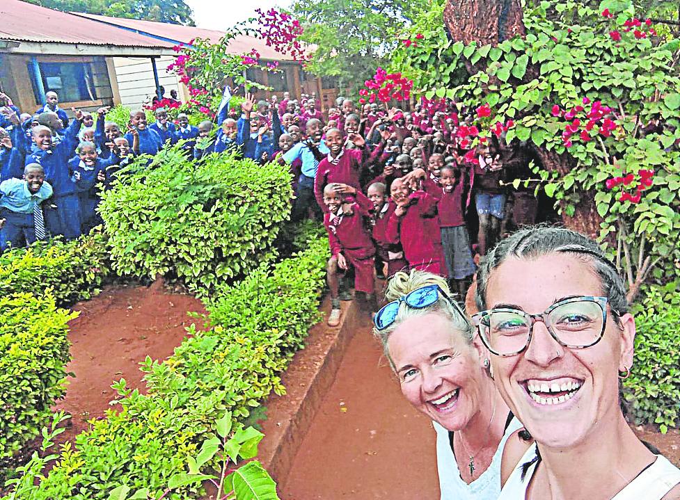 Cristina y Elena en Kionwany, Kenia, donde acudieron para realizar un voluntariado a través de la ONG María Salus Infirmorum.