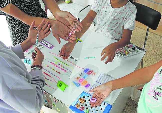 Un grupo de niñas montó su puesto de pulseras hechas a mano.