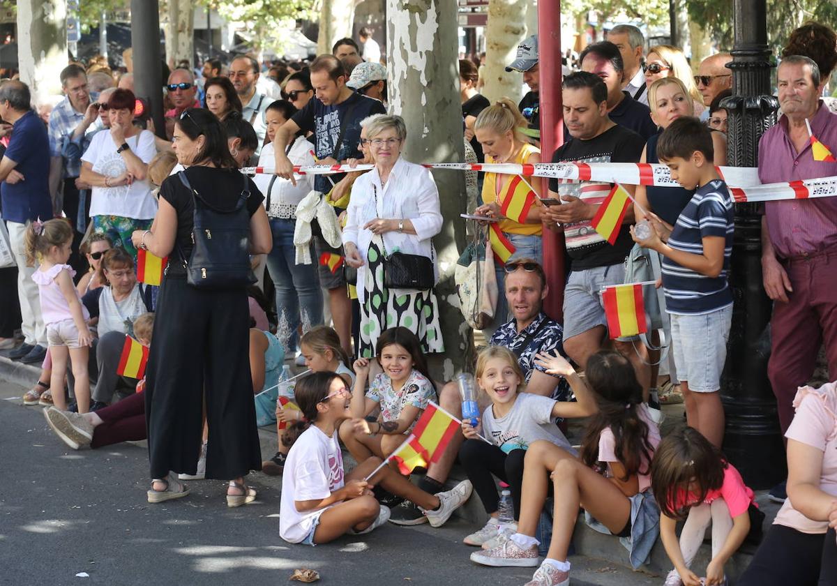 Quejas por las «casi dos horas de espera al sol» para ver el desfile