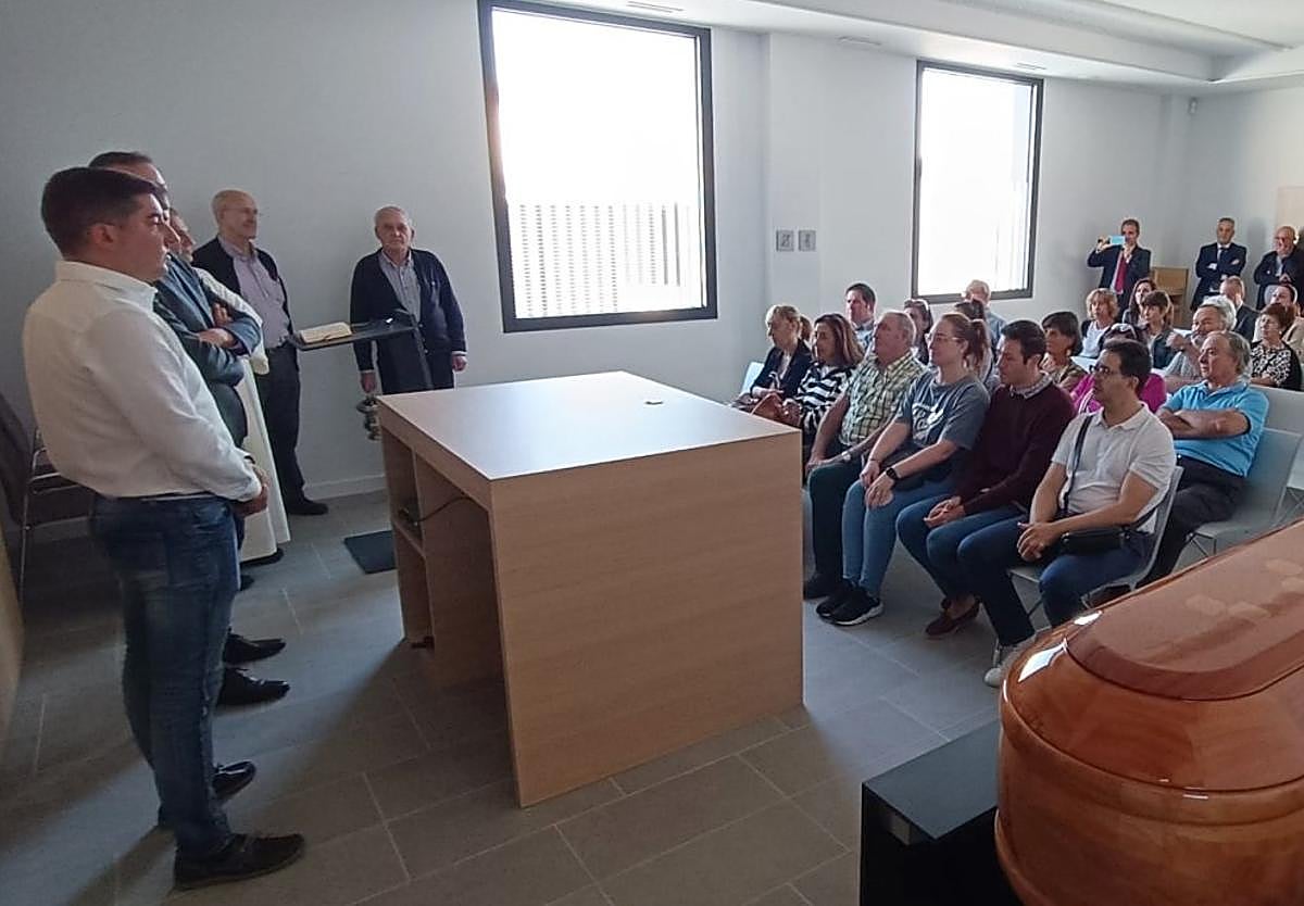 Numerosos invitados, incluidos corporativos, asistieron a la inauguración del tanatorio. En la imagen, en el oratorio, donde se bendijo.