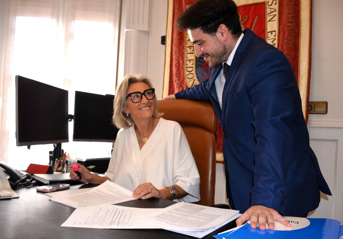 Mónica Arceiz y Mario Nafría, conversan en el despacho de la regidora, tras la rueda de prensa de esta mañana.