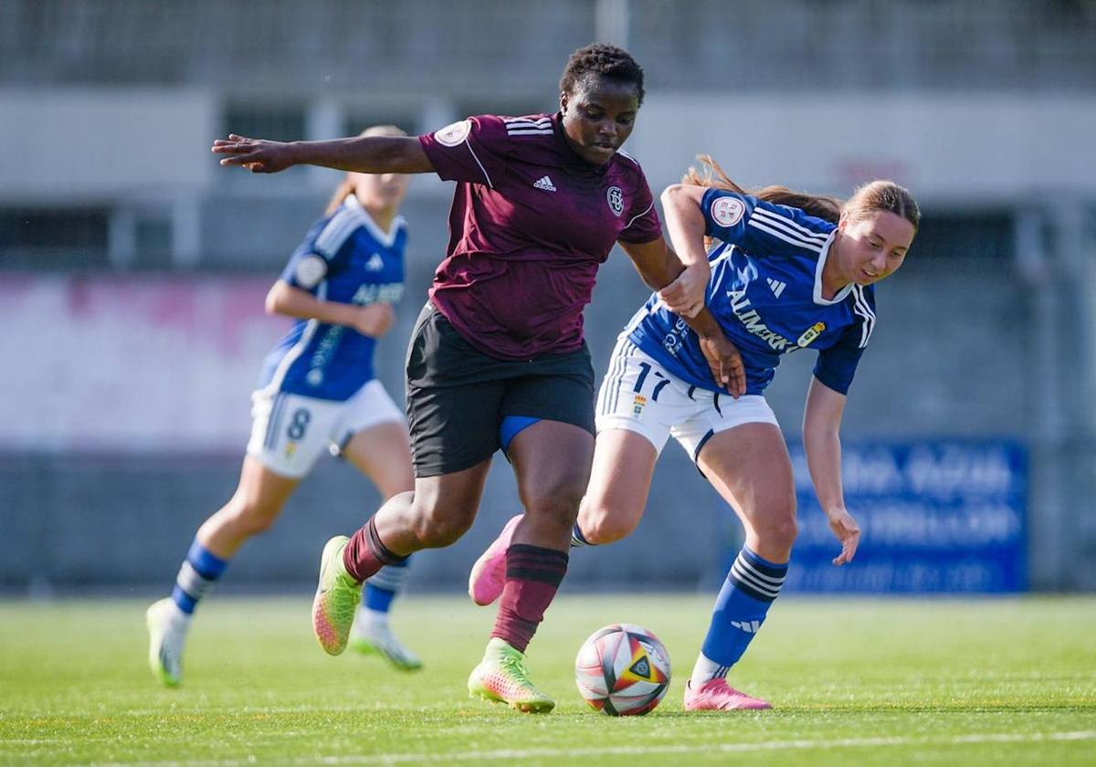 Raissa y Eferl pugnan por hacerse con el balón.