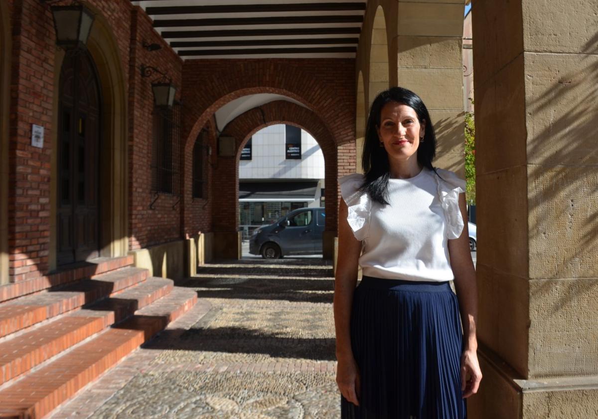 Marta Jiménez, en los porches de la Casa Consistorial de Calahorra.