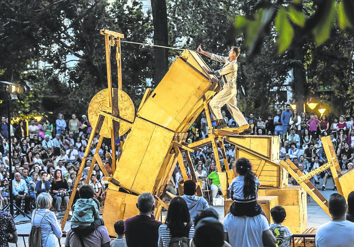 Representación de 'Maña', el espectáculo de circo que abrió ayer en el parque Gallarza el Festival de Teatro de Logroño.