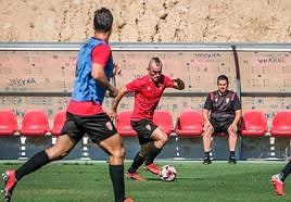 Jon Madrazo avanza con el balón.