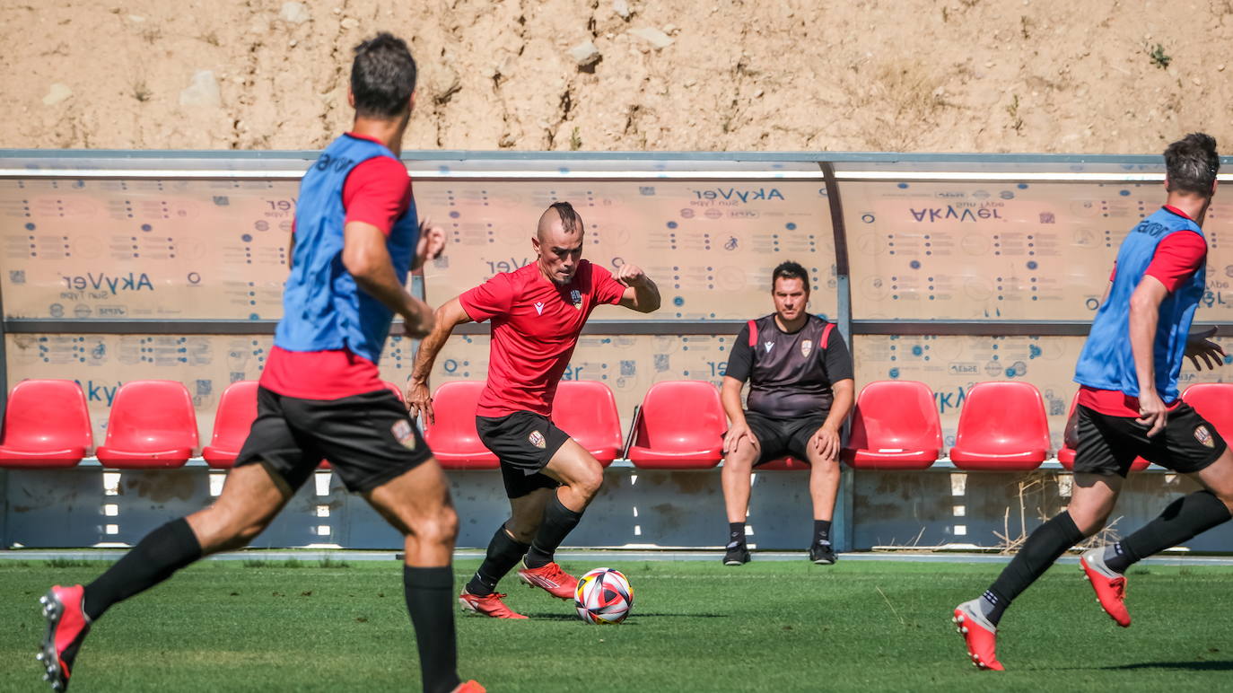 Jon Madrazo avanza con el balón.