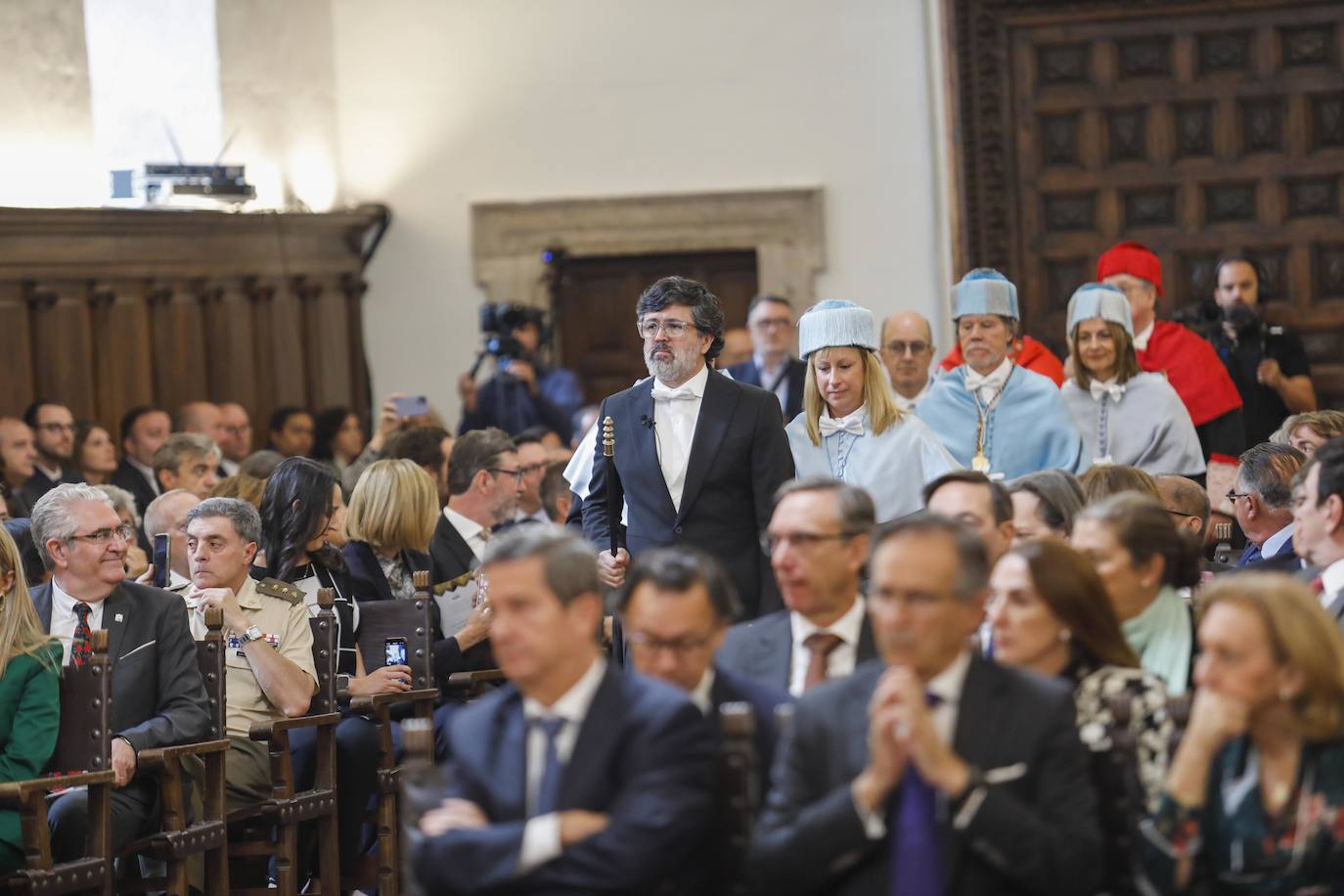 El maestro de ceremonias encabeza a los futuros doctores y sus padrinos para dar comienzo al acto de investidura.