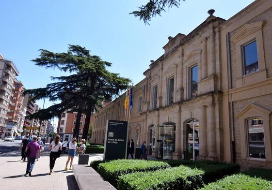 Entrada al Palacio de Justicia de La Rioja.