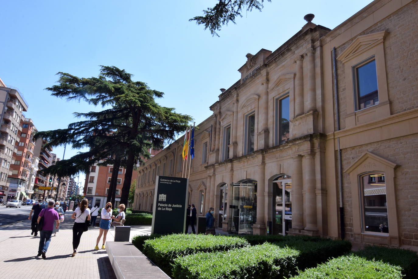 Entrada al Palacio de Justicia de La Rioja.