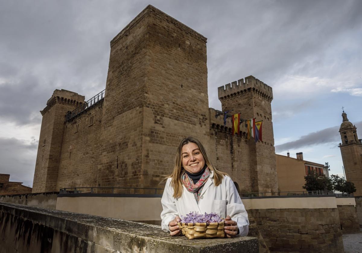 Leticia Zorzano, frente al castillo de Aguas Mansas de Agoncillo.