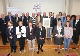 Directiva del Ateneo Rioja y representantes del Grupo 'Insignias de San Bernbé'.