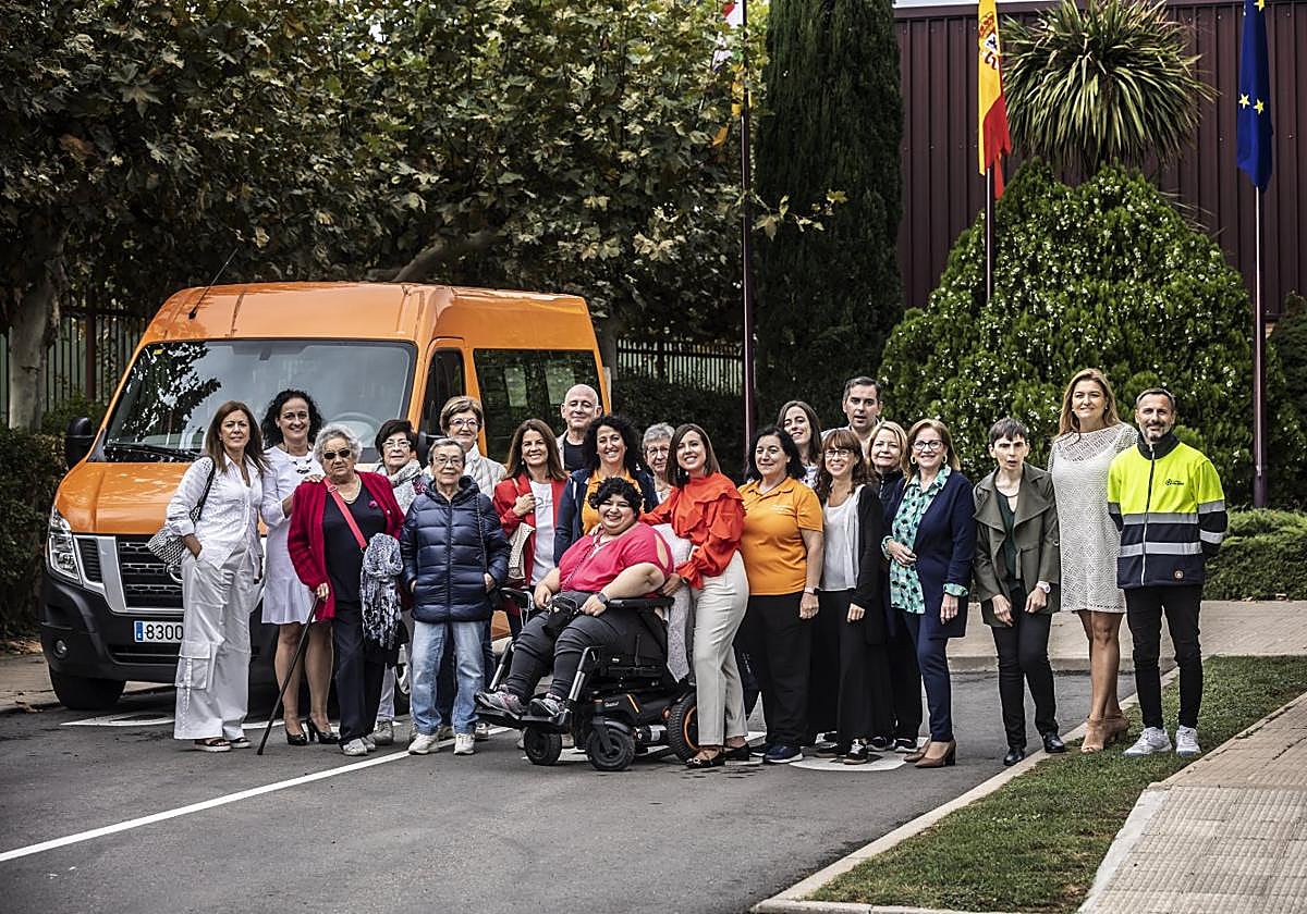 Autoridades, trabajadores, residentes y familiares posan a la entrada del centro Santa Lucía de Fuenmayor en la mañana de este lunes.