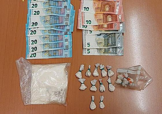 Dinero en efectivo y varias dosis incautadas en una de las intervenciones policiales.
