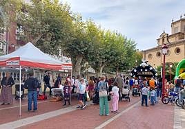 Actividades infantiles en los jardines de La Vega, el viernes, dinamizadas por Cruz Roja Juventud.
