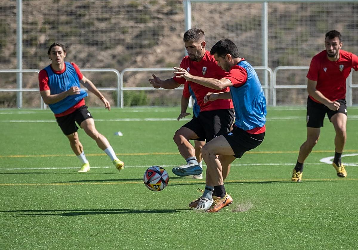 Arias y Urcelay pugnan por el balón.