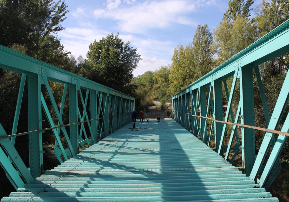 Estado actual del puente de Arenzana sobre el río Najerilla, que volverá a abrirse al paso peatonal y de ciclistas a finales de este año.