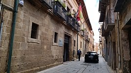 Fachada de la Escuela de Hostelería y Turismo, en la calle Mayor de Santo Domingo de la Calzada.