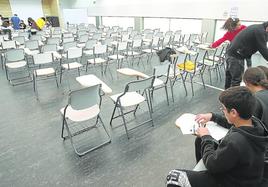 Alumnos de ESO en el salón de actos del SIES Comercio de Villamediana de Iregua dando clase en el salón de actos de forma temporal.