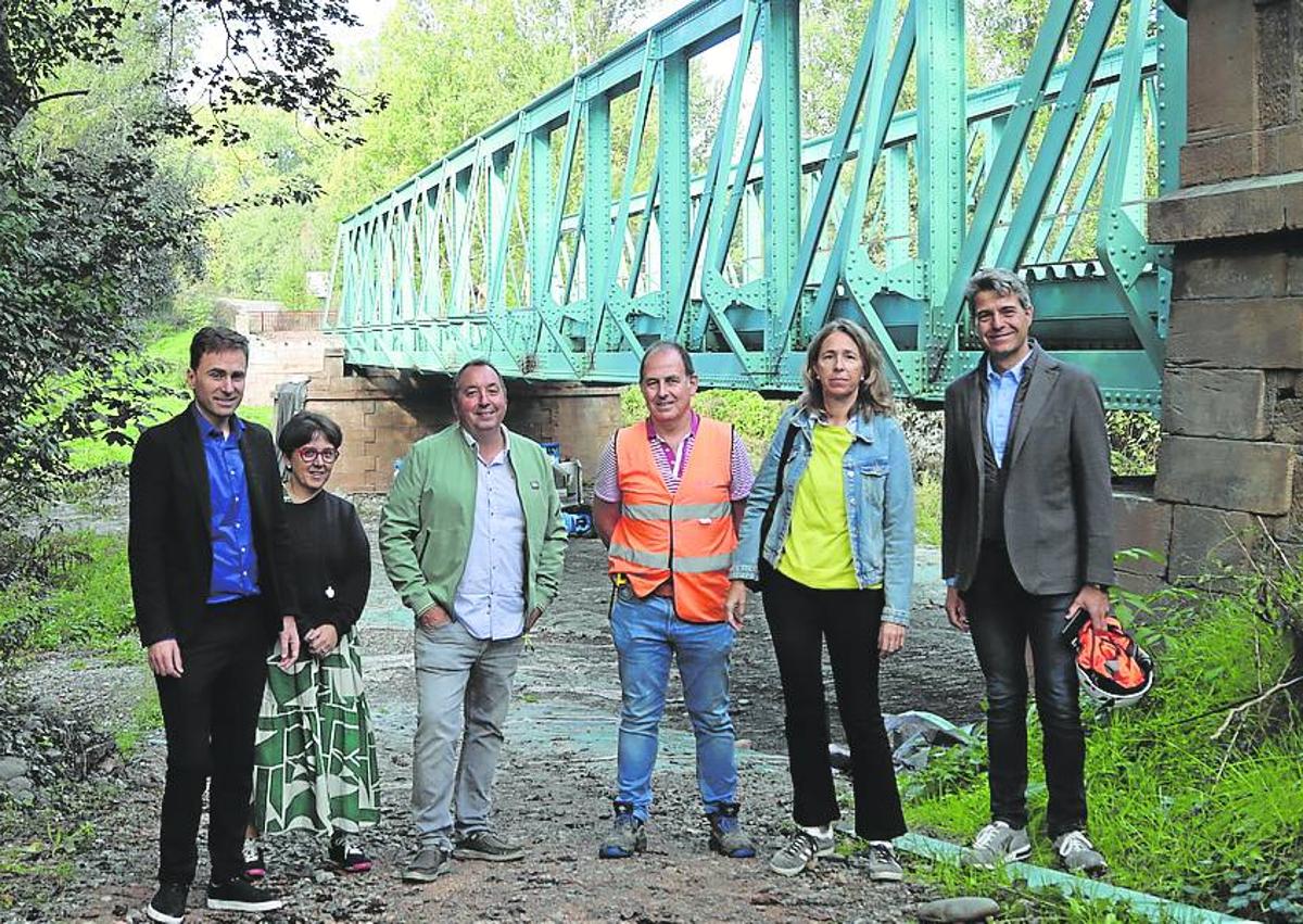 Imagen secundaria 1 - Osés, Francia y Álvarez visitaron este martes las obras del puente y trabajadores durante las tareas de rehabilitación de la estructura. a. p