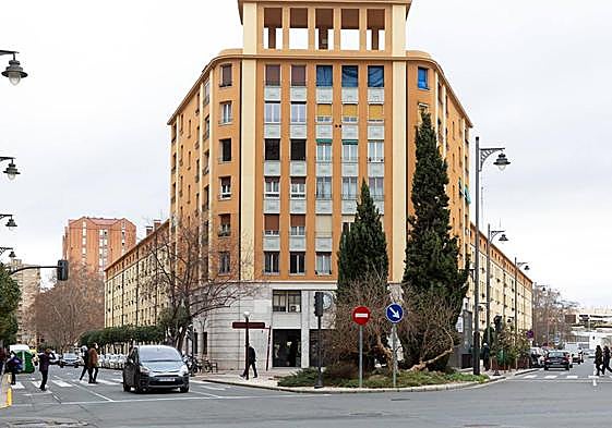 Fachada principal del edificio de la vieja estación, sin servicio desde que abrió la nueva.