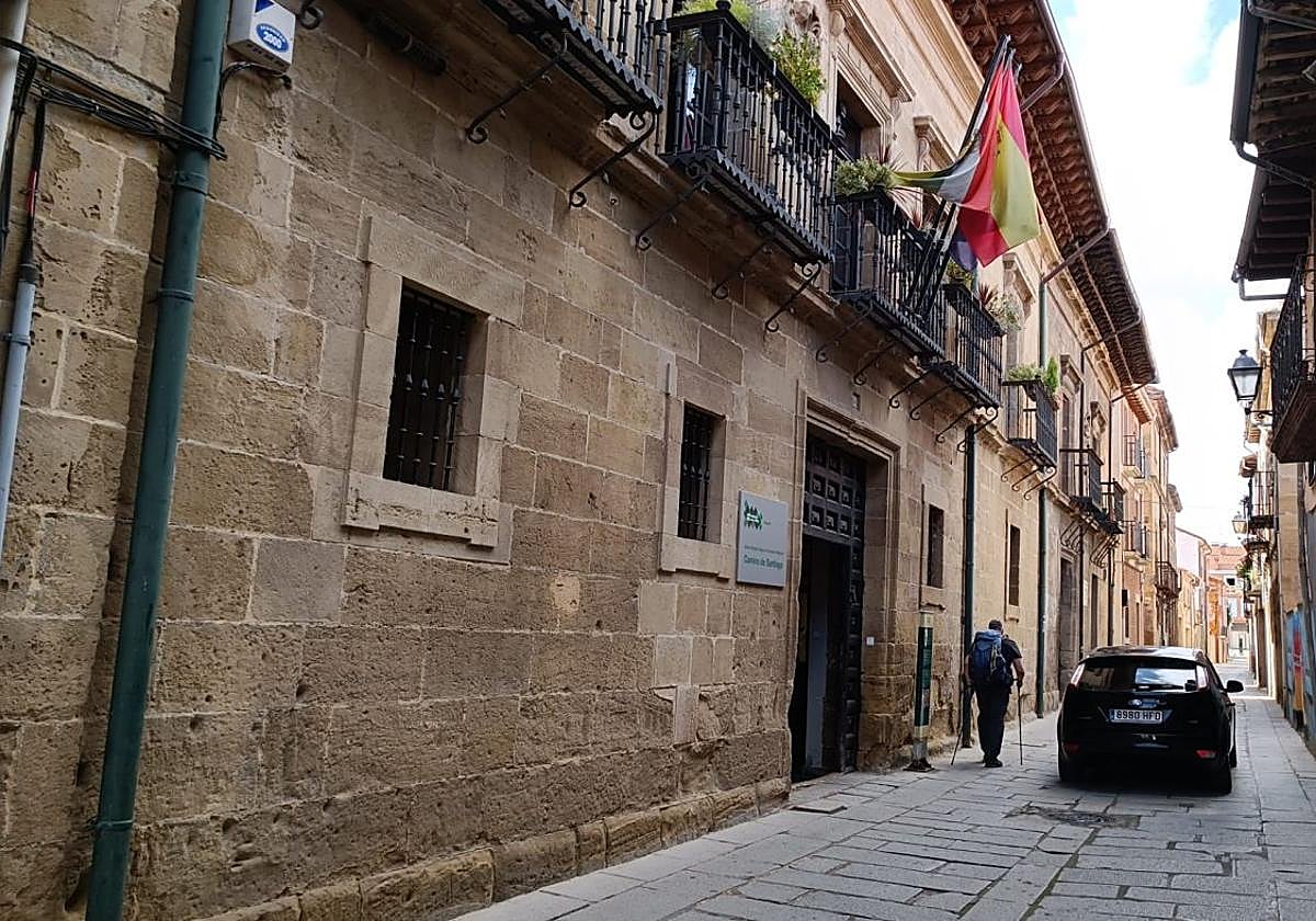 Fachada de la Escuela de Hostelería y Turismo, en la calle Mayor de Santo Domingo de la Calzada.