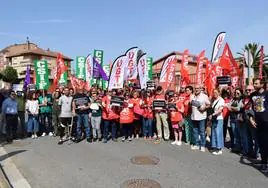 Protesta de los sindicatos exigiendo la reapertura del CRMF de Lardero.