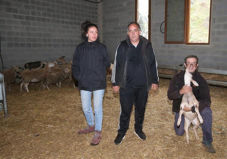 La ingeniera forestal Sandra Cabrero, el alguacil Christian Iovan y el pastor Jesús Sáenz, en la Escuela de Pastores de Brieva de Cameros.