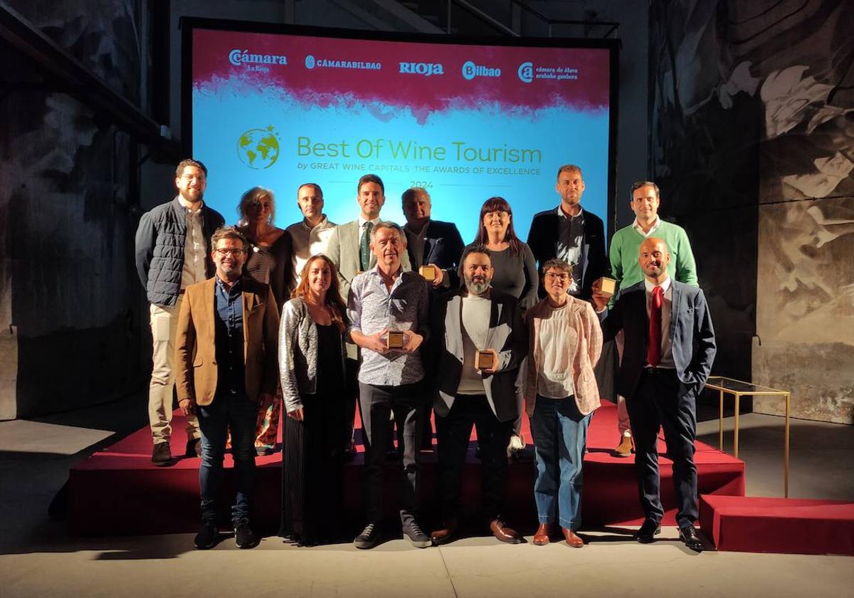 Los galardonados, tras recibir sus premios en S9olar de Samaniego, de Laguardia.