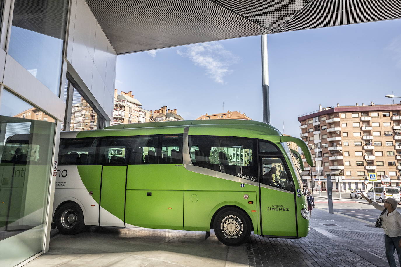 Un autobús saliendo de la estación de Logroño.