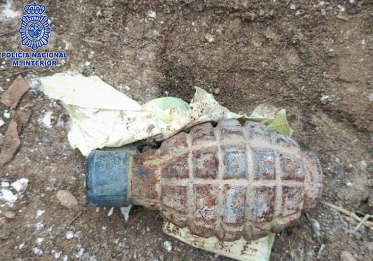 Localizan una granada de la Guerra Civil en el tejado de una vivienda en Valdegastea