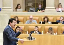 El titular de Hacienda, Alfonso Domínguez, durante la presentación del Proyecto de Ley de bonificación del impuesto de sucesiones y donaciones.