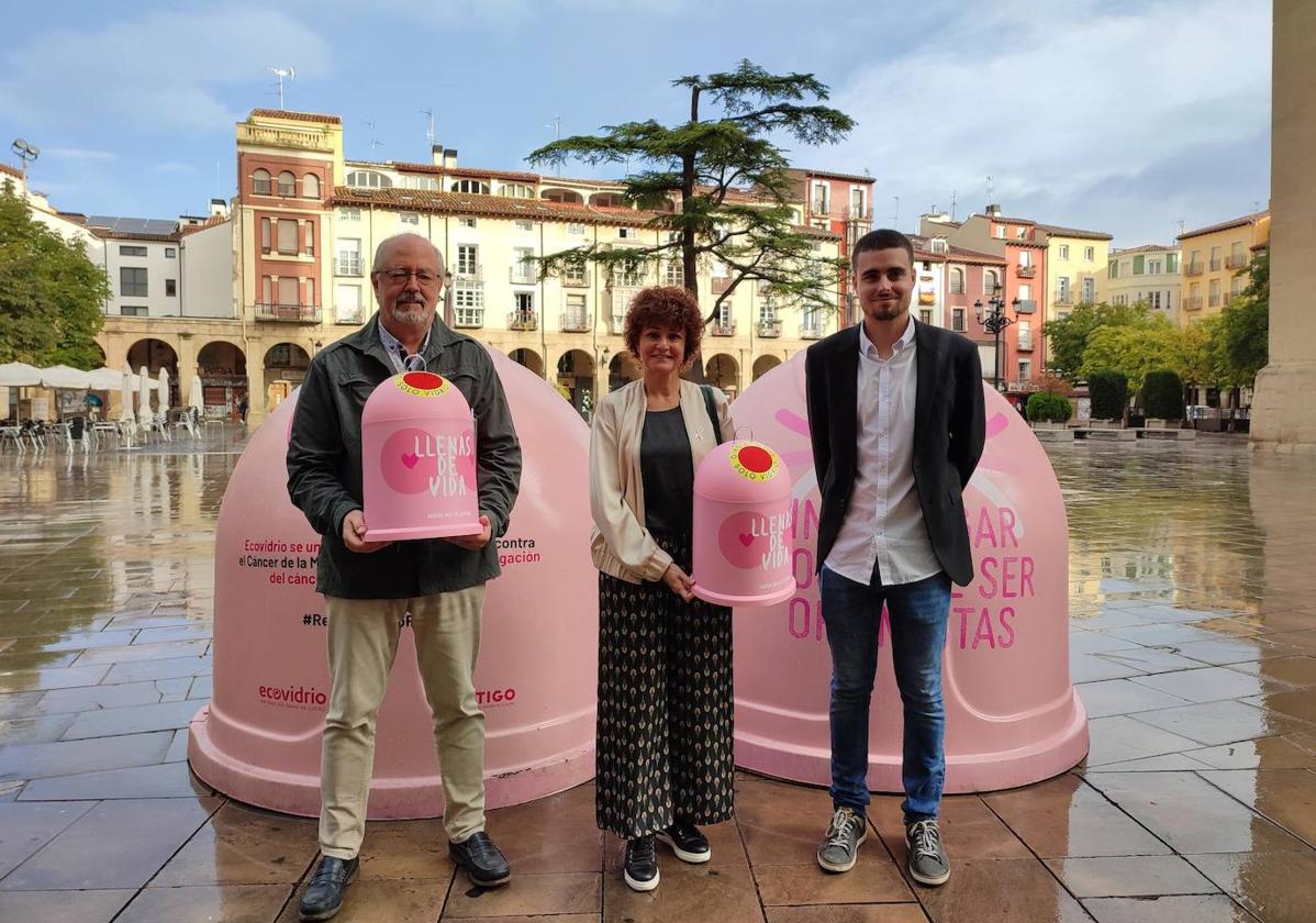 Los concejales Jesús López y Celia Sanz, acompañados de Jon Ruiz de Sabando, técnico de Ecovidrio.