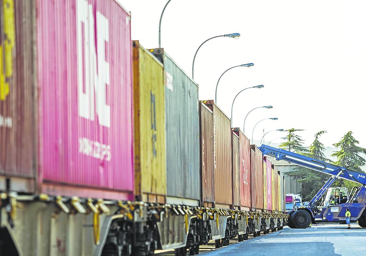 Una grúa mueve uno de los contenedores junto a un convoy ferroviario en el centro logístico intermodal en El Sequero.