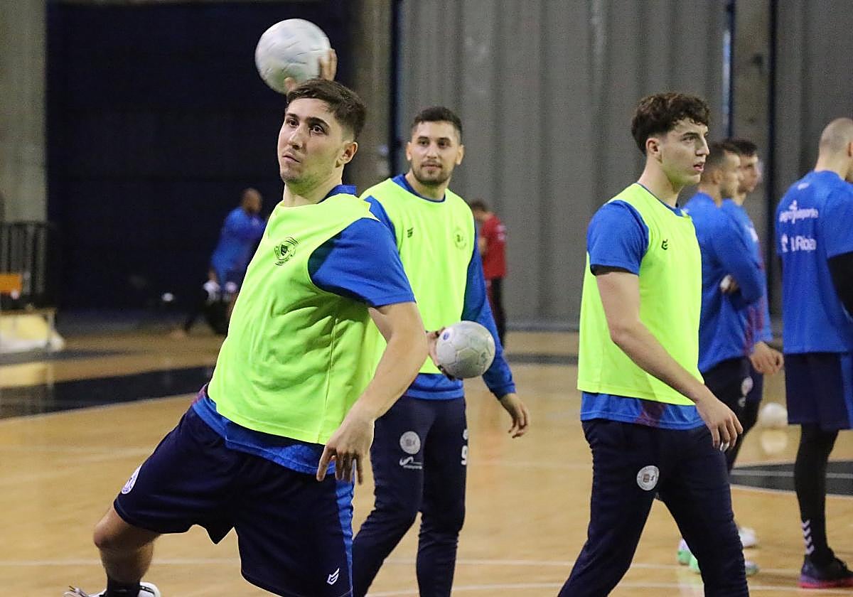 Álvaro Preciado lanza a portería en un entrenamiento de esta semana en el Palacio de los Deportes.