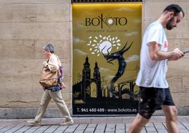 Viandantes pasan junto al mural del restaurante japonés Bokoto en Capitán Gallarza