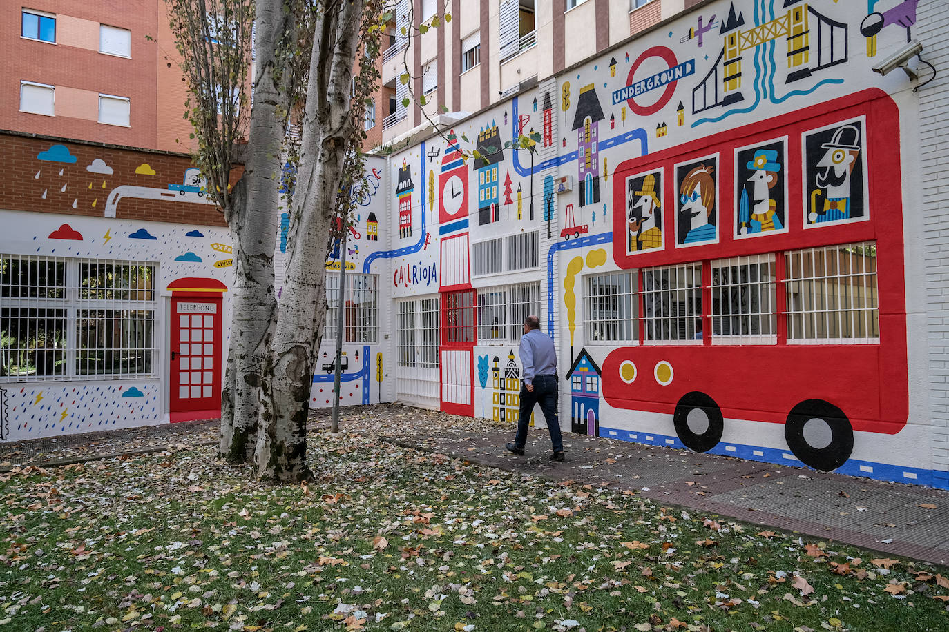 Mural del centro de acreditación lingüística en las traseras de la plaza Escocia obra del artista gráfico Jorge Ochagavía (@ochagaviajorge).
