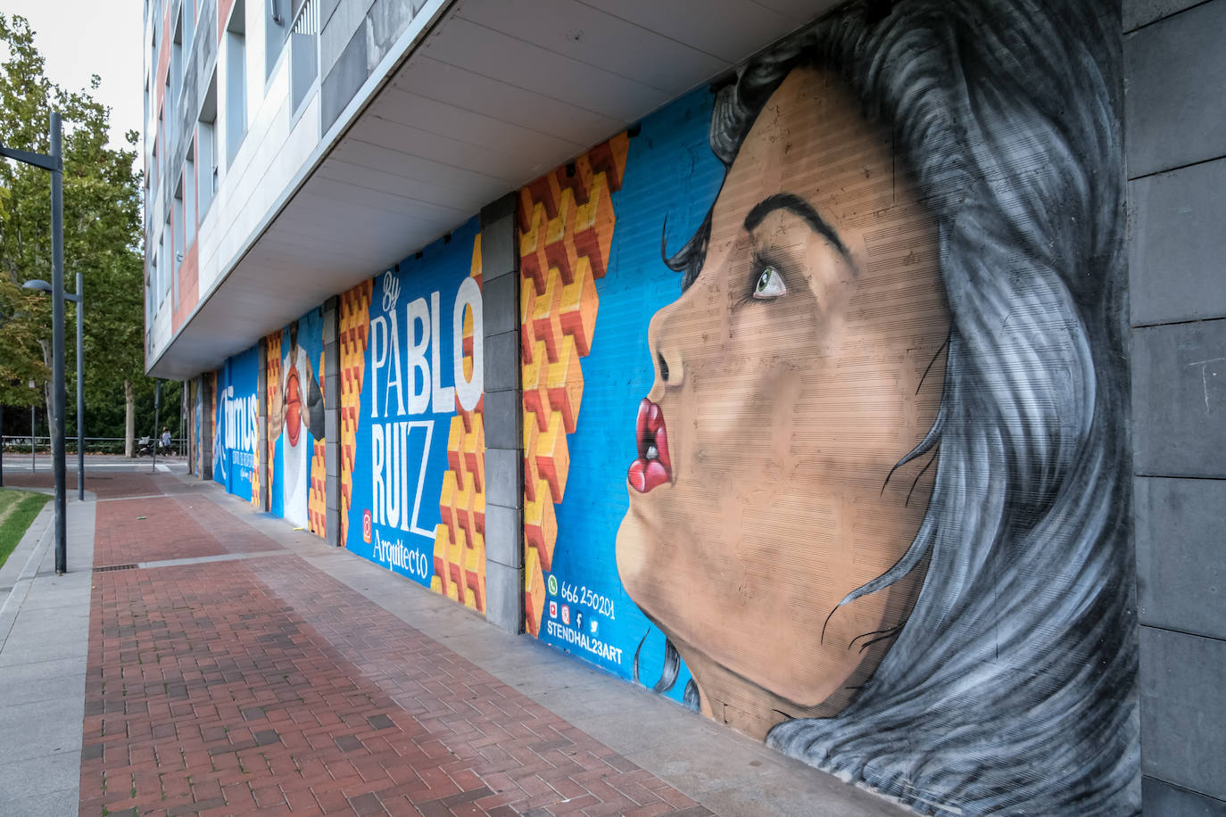 Mural anunciador de la «próxima apertura» de un centro de recuperación en la confluencia entre República Argentina y Salustiano Olózaga.